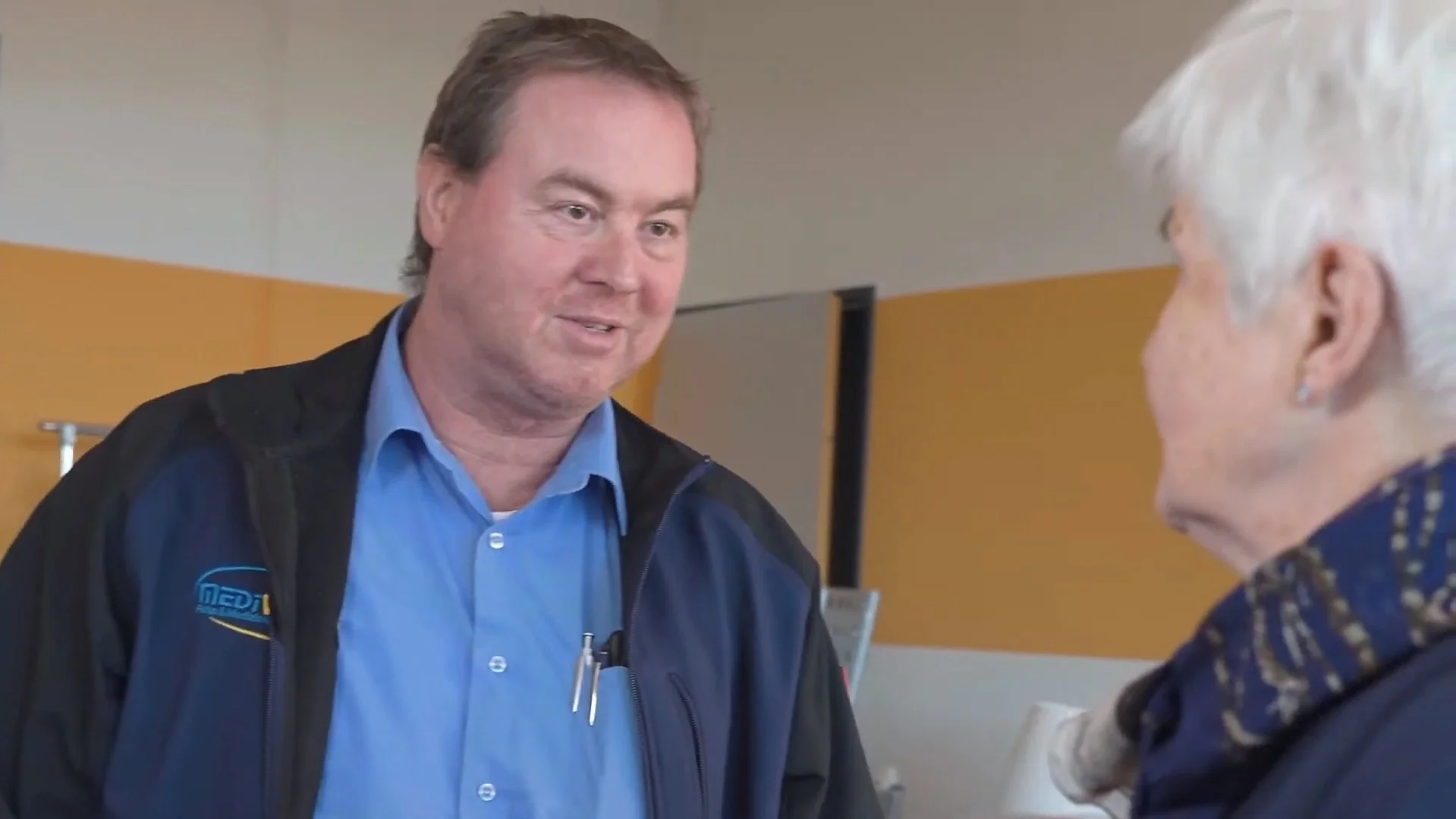 Medivitalis Mitarbeiter im Gespr&auml;ch mit Kundin