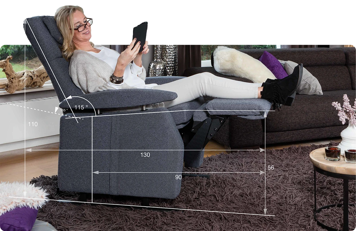 Bild einer lächelnden älteren Dame im Sessel, mit Strickdecke über den Schultern und Stricksachen in den Händen