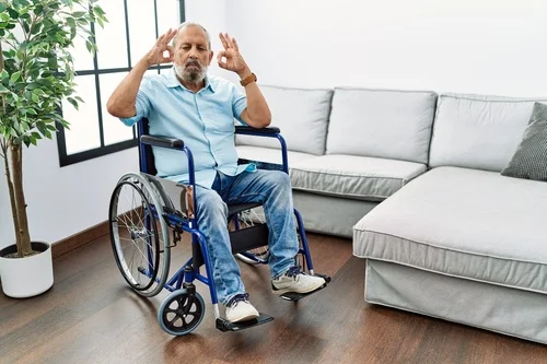 &Auml;lterer Herr im Rollstuhl